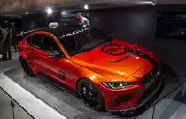 Jaguar XE SV Project 8, gesehen auf der IAA 2017 Frankfurt Motor Show (September 2017). Es ist meiner Meinnung nach ein großer Design-hit dass die Kühlgrille (unter den Frontleuchten) auf die Farbe der Karosserie lackiert ist!