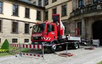 =MAN als Arbeitsbühnenfahrzeug der Firma  WEMO  steht im Juli 2017 im Fuldaer Schloßhof