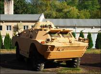  Der BRDM-2 (russisch Бронированная Разведывательно-Дозорная Машина, Bronirowannaja Raswedywatjelno-Dosornaja Maschina – gepanzertes Aufklärungspatrouillenfahrzeug) ist ein voll amphibischer, militärischer Spähpanzer mit Allradantrieb, dessen Panzerung dafür ausgelegt ist, 7,62-mm-Munition zu widerstehen. Der BRDM-2 wurde ab 1966 in der UdSSR gebaut. Armeemuseums VHU Lešany am 7.10.2017