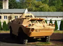  Der BRDM-2 (russisch Бронированная Разведывательно-Дозорная Машина, Bronirowannaja Raswedywatjelno-Dosornaja Maschina – gepanzertes Aufklärungspatrouillenfahrzeug) ist ein voll amphibischer, militärischer Spähpanzer mit Allradantrieb, dessen Panzerung dafür ausgelegt ist, 7,62-mm-Munition zu widerstehen. Der BRDM-2 wurde ab 1966 in der UdSSR gebaut. Armeemuseums VHU Lešany am 7.10.2017