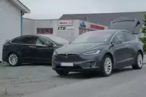 Ich kann mich nicht erinnern jemals so viele Elektrofahrzeuge an einem Platz gesehen zu haben wie hier im Juni 2017 am Flughafen Sola in Norwegen. Es waren vor allem Tesla´s, wie hier im Bild das Model X.
