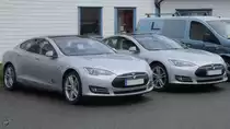 Zwei Tesla Model S im Juni 2017 am Flughafen Sola in Norwegen.