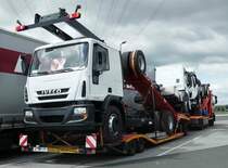 =Iveco Eurocargo stehen auf einem Autotransporter an der A3 im Juli 2017