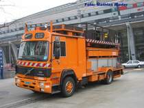 Volvo- Turmwagen der VBL f�r Arbeiten an den Trolleyoberleitungen der VBL. Am 30.12.08 vor dem Bahnhof Luzern