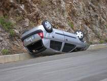 Wie sage ich es meinem Autovermieter? Neuer Renault Clio Mietwagen auf Rhodos (GR) nachdem vom Fahrer festgestellt wurde das die Kurve doch nicht so schnell gefahren werden konnte.