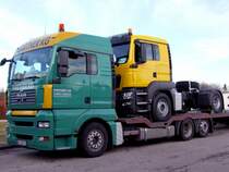 TGA24.440 nimmt TGS18.360  Huckepack ; 090124