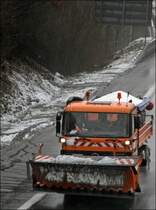 Mercedes Actros 1831 streut die erste Fahrspur und ist in Richtung Meinerzhagen unterwegs. Gru an die Kollegen.