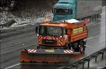 MAN 19.364 der AM Ldenscheid rumt die Fahrbahn vom Schneematsch. Gru an die Kollegen.
