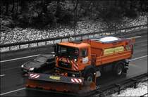 Aufnahme in S/W mit etwas Farbe. MAN 19.364 beim rumen bei Ldenscheid-Sd.

