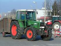 FENDT-Farmer311LSA(Turbomatik) verlsst mit einem hlzernem Einachshnger das Messegelnde in Ried i.I.; 090112