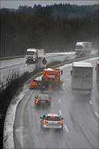 Trotz Schneematsch auf der Fahrbahn und leichten Schneeregen von oben fahren viele Autofahrer (voralem Geschftsleute etc.) weiterhin ihre 130-140 Km/H...  Hier eine Situation die im Rumeinsatz leider recht hufig vorkommt.....