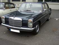 Mercedes Benz W114 V23 Limousine. 1967 - 1976. Die Modelle 230.6 waren die Modelle mit dem kleinsten 6-Zylinderreihenmotor der sogenannten Strich8 Baureihe. Ein solcher Benz kostete bei seiner Markteinführung DM 16.765,00 in der Grundausstattung. Der Motor leistet 120 PS aus 2292 cm³ Hubraum. Der Verbrauch liegt bei ca. 15 Litern Super pro 100 Kilometer. Besucherparkplatz der Düsseldorfer Classic Remise am 31.10.2017.
