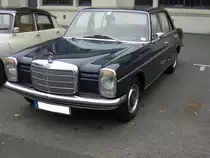 Mercedes Benz W114 V23 Limousine. 1967 - 1976. Die Modelle 230.6 waren die Modelle mit dem kleinsten 6-Zylinderreihenmotor der sogenannten Strich8 Baureihe. Ein solcher Benz kostete bei seiner Markteinführung DM 16.765,00 in der Grundausstattung. Der Motor leistet 120 PS aus 2292 cm³ Hubraum. Der Verbrauch liegt bei ca. 15 Litern Super pro 100 Kilometer. Besucherparkplatz der Düsseldorfer Classic Remise am 31.10.2017.