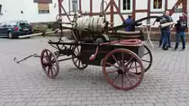 =Handdruckspritze der Feuerwehr Fraurombach aus dem Jahr 1900, gesehen anl. Ortsjubiläum von Fraurombach im August 2017