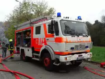 Feuerwehr Frankfurt Mercedes Benz LF10 (Florian Frankfurt 25/44) am 28.10.17 in Rödelheim bei der Jugendfeuerwehr Abschlussübung 