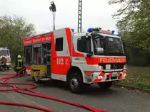 Feuerwehr Frankfurt Höchst Mercedes Benz Atego LF20 (ehemals HLF20 der BF) (Florian Frankfurt 35/44) am 28.10.17 in Rödelheim bei der Jugendfeuerwehr Abschlussübung 