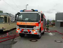 Feuerwehr Frankfurt Mercedes Benz Atego LF20 (ehemals HLF20 der BF) (Florian Frankfurt 45/44) am 28.10.17 in Rödelheim bei der Jugendfeuerwehr Abschlussübung 