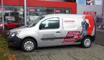 =MB Citan der Firma  HAMMER  steht im Oktober 2017 vor der Filiale in Petersberg