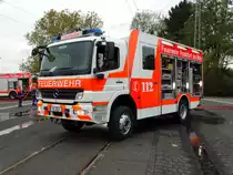 Feuerwehr Frankfurt Mercedes Benz Atego LF20 (ehemals HLF20 der BF) (Florian Frankfurt 25/44) am 28.10.17 in Rödelheim bei der Jugendfeuerwehr Abschlussübung 