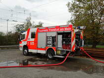 Feuerwehr Frankfurt Mercedes Benz Atego LF20 (ehemals HLF20 der BF) (Florian Frankfurt 33/44) am 28.10.17 in Rödelheim bei der Jugendfeuerwehr Abschlussübung 