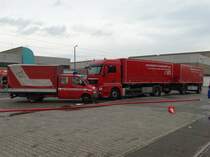 Feuerwehr Frankfurt am Main Mercedes Benz Sprinter GW und MAN TGX Hängerzug sollen einen Unfall mit Technischer Hilfeleistung Simulieren. Am 28.10.17 in Rödelheim bei der Jugendfeuerwehr Abschlussübung 