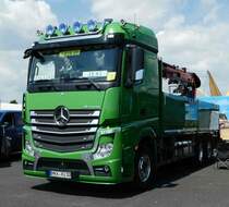 =MB Actros mit Entladekran steht beim Country-, Trucker- und Streetfoodfestival Fulda im Juli 2017