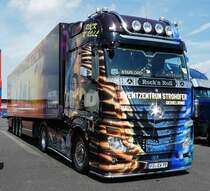 MB-Sattelzug als Werbeträger für den Autohof Geiselwind steht beim Country-, Trucker- und Streetfoodfestival Fulda im Juli 2017