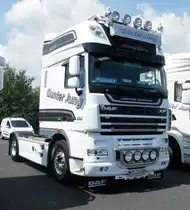 =DAF XF 105 460 der Spedition JUNG steht beim Country-, Trucker- und Streetfoodfestival Fulda im Juli 2017