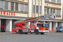 Drehleiter mit Korb DLAK 23/12 auf Mercedes-Benz Econic der Berufsfeuerwehr Leipzig, Hauptfeuerwache, fotografiert am 13.05.2017
