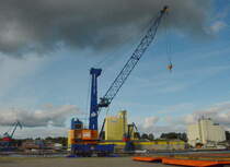 Mobilkran (100 / 150 to.) um Turmsegmente und Flügel für Windkrafträder auf Schiffe zu laden. 09.10.17 Rendsburg Port in Osterrönfeld am NOK.