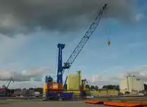 Mobilkran (100 / 150 to.) um Turmsegmente und Flügel für Windkrafträder auf Schiffe zu laden. 09.10.17 Rendsburg Port in Osterrönfeld am NOK.