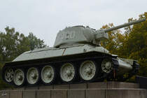 Ein russischer Panzer T-34 am Sowjetische Ehrenmal im Berliner Ortsteil Tiergarten. (Oktober 2013)