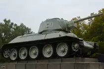 Ein russischer Panzer T-34 am Sowjetische Ehrenmal im Berliner Ortsteil Tiergarten. (Oktober 2013)