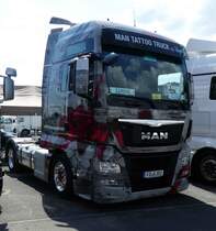 =MAN von  MAN Tattoo Truck  steht beim Country-, Trucker- und Streetfoodfestival Fulda im Juli 2017