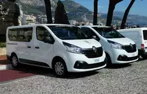 =2 Renault Trafic der Prinzengarde von Monaco stehen zur Wachablösung auf dem Schlossplatz von Monaco im September 2017