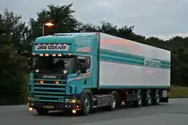 Scania 164L 480 V8 von   Jan Oskam BV   in Breuna. Eins meiner ersten Bilder war von diesem Fahrzeug. Dank des Freundlichen Fahrers fing dann das Fotografieren von LKWs an. Zwischen 2009 und 2014 enstanden dadurch ca. 10.000 Bild und Video Dateien. Breuna 03.09.2010
