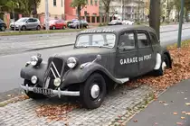 Citroën Traction Avant als Werbeträger nahe der Glienicker Brücke (Potsdam/Deutschland, 26.10.2017)