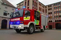 Der  neue  Gerätewagen Höhenrettungsdienst der Berufsfeuerwehr. Der Mercedes-Benz Atego 918 wurde um die 2000er Jahre als RW1 genutzt, wurde dann 2017 von seiner Funktion als Ersatzteillager und Reserve-Rüstwagen befreit und bei der Ziegler Group grundlegend umgebaut und erneuert. So wurde eine Gruppenkabine Ziegler Z-Cab verbaut und die Sondersignalanlage auf den modernsten Stadt gebracht, außerdem wurde eine Beklebung im Corporate Design der Feuerwehr Chemnitz angebracht.
Das Fahrzeug ist seit Ende Oktober im aktiven Einsatzdienst der Höhenrettungsgruppe der BF Chemnitz. Zu sagen, dass es das warscheinlich ungewöhnlichste Einsatzfahrzeug Sachsens ist, ist nicht übertrieben.
Danke an den Kollegen der BF für die Ermöglichung des Fototermines am 11.11.2017.