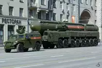 Warten auf den Start der Generalprobe am 7.5.2016 für die Parade zum 71. Jahrestag des Siegs über Nazi-Deutschland im Zweiten Weltkrieg in Moskau. Im Bild der Mehrzweckgeländewagen GAZ-2975  Tigr  und das mobile ballistische Interkontinentalraketensystem RS-12M1 Topol-M1 / SS-27 Sickle-B.
