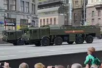 Generalprobe am 7.5.2016 für die Parade zum 71. Jahrestag des Siegs über Nazi-Deutschland im Zweiten Weltkrieg in Moskau. Im Bild ein MZKT-7930 mit einer ballistischen Boden-Boden-Rakete 9K720 Iskander / SS-26 Stone an Bord.