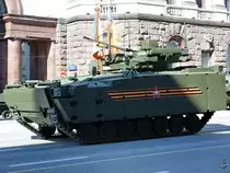 Der Schützenpanzer Objekt 695 Kurganez-25 vor dem Start der Generalprobe am 7.5.2016 für die Parade zum 71. Jahrestag des Siegs über Nazi-Deutschland im Zweiten Weltkrieg in Moskau.