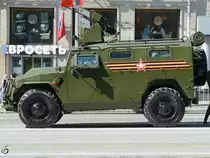 Warten auf den Start der Generalprobe am 7.5.2016 für die Parade zum 71. Jahrestag des Siegs über Nazi-Deutschland im Zweiten Weltkrieg in Moskau. Im Bild der Mehrzweckgeländewagen GAZ-2975  Tigr .