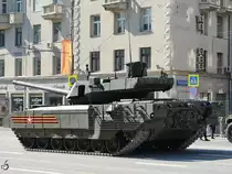 Warten auf den Start der Generalprobe am 7.5.2016 für die Parade zum 71. Jahrestag des Siegs über Nazi-Deutschland im Zweiten Weltkrieg in Moskau. Im Bild der Kampfpanzer T-14 Armata.
