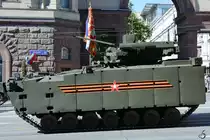 Der Schützenpanzer Objekt 695 Kurganez-25 vor dem Start der Generalprobe am 7.5.2016 für die Parade zum 71. Jahrestag des Siegs über Nazi-Deutschland im Zweiten Weltkrieg in Moskau.