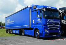 =MB Actros von KLM-Transporte steht beim Country-, Trucker- und Streetfoodfestival Fulda im Juli 2017