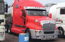 Kenworth in Memmingen,sch�n anzusehen,ach h�tten wir doch auch 
so sch�ne LKW,schon wegen der Sicherheit 
