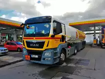 Shell MAN TGX am 13.11.17 in Frankfurt am Main Oshafen
