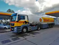 Shell MAN TGX am 13.11.17 in Frankfurt am Main Oshafen 