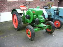 Allgaier A22. 1950 - 1954. Von diesem Modell verkaufte die Firma Allgaier aus Uhingen verkaufte von diesem Modell ca. 10.000 Einheiten. Angetrieben wird der Schlepper von einem
1-Zylinderdieselmotor, der aus 1840 cm³ Hubraum 22 PS leistet. Traktorenmuseum Sonsbeck am 14.11.2017.