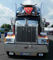 =Peterbilt-Zugmaschine steht beim Country-, Trucker- und Streetfoodfestival Fulda im Juli 2017